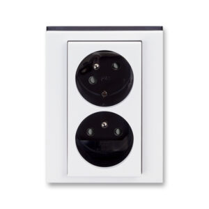 Zásuvka dvojnásobná natočená s ochrannými kolíky