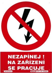 Nezapínej! na zařízení se pracuje - plastová tabulka A4