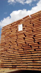 Dřevěná impregnovaná netříděná prkna 24/22xmin.80 délka 4m DEKWOOD