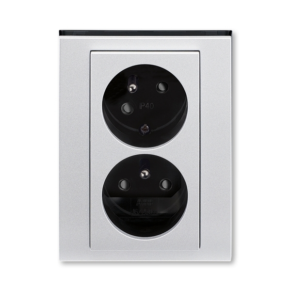 Zásuvka dvojnásobná natočená s ochrannými kolíky