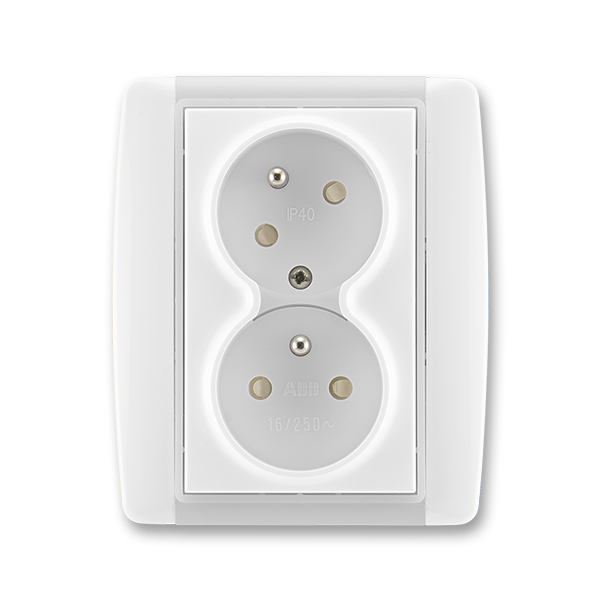 Zásuvka dvojnásobná natočená s ochrannými kolíky