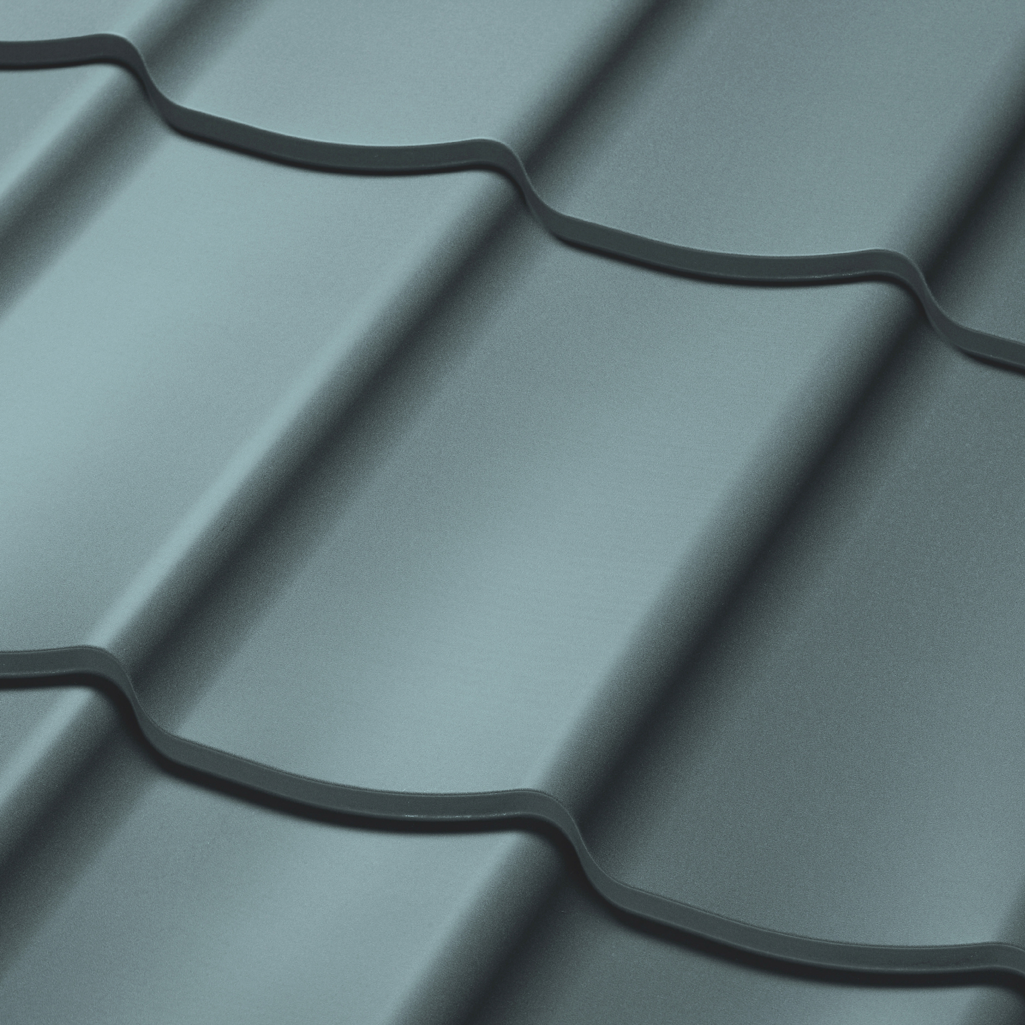 Velkoformátová profilovaná plechová střešní krytina SATJAM Trend PE25 RAL 7000 šedá