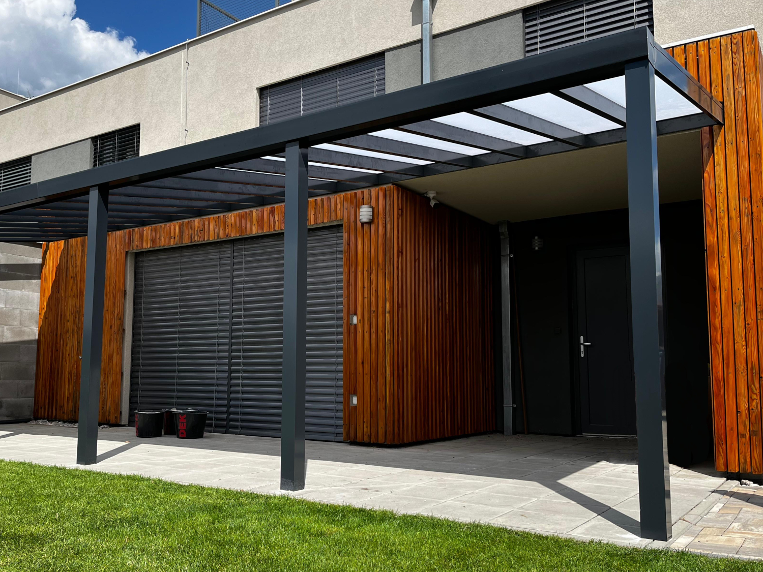 Sestava pro montáž hliníkové pergoly antracit 7016 PC plný opál 7×4 m