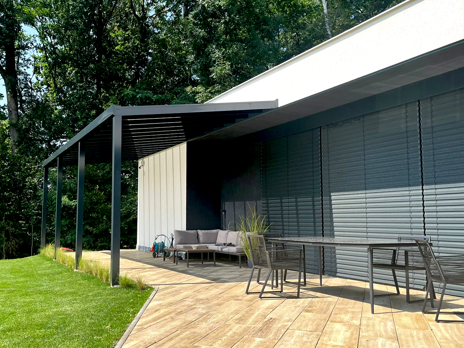 Sestava pro montáž hliníkové pergoly antracit 7016 PC plný antracit 5×3